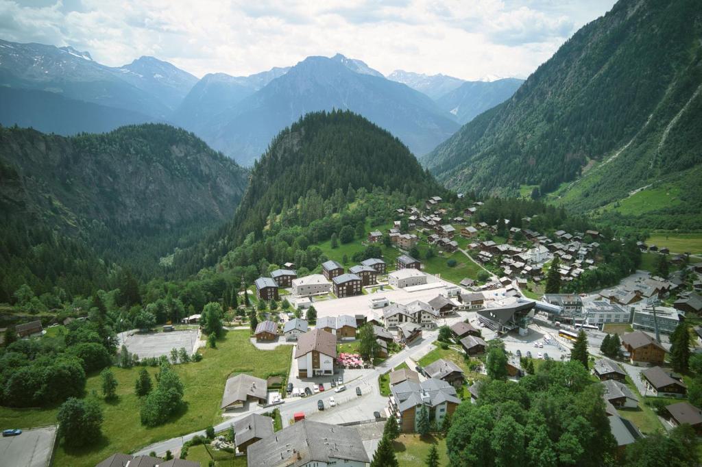 eine Luftansicht eines Dorfes in den Bergen in der Unterkunft Hotel Massa in Blatten bei Naters