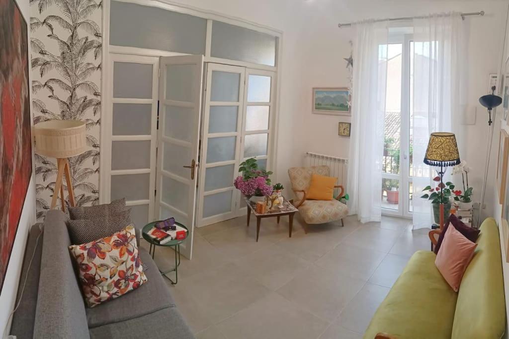 een woonkamer met een bank en een tafel bij Casa Migliore in Palermo