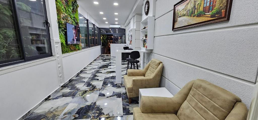 um corredor com duas cadeiras e uma mesa numa loja em World Cities Residence em Kemer