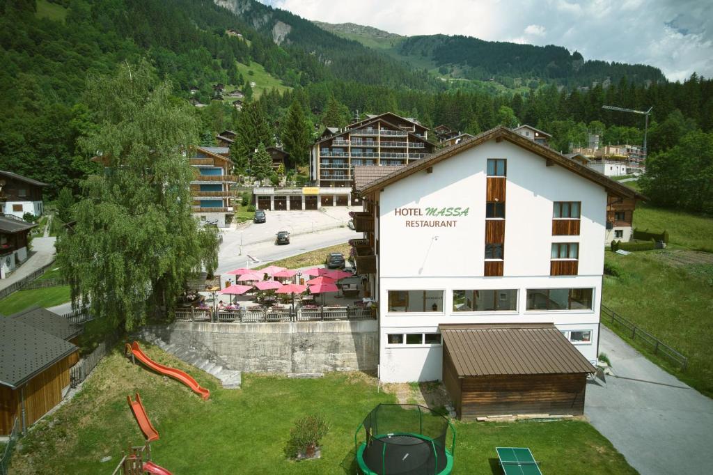Nespecifikovaný výhled na hory nebo výhled na hory při pohledu z penzionu – hostince