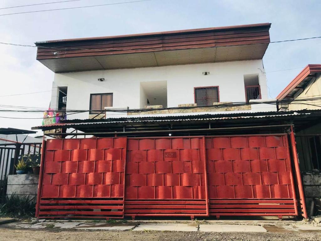 dom z czerwonymi drzwiami przed nim w obiekcie MGS Property w mieście General Santos