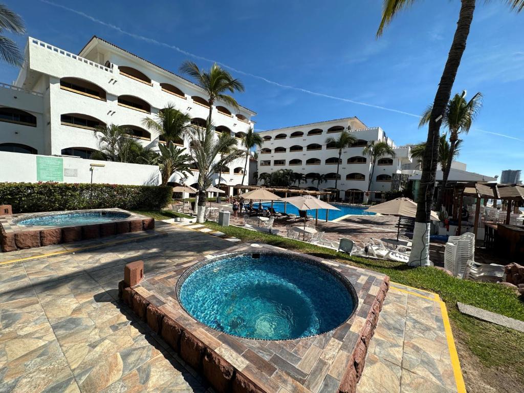 una piscina frente a un hotel en Hotel Quijote Inn, en Mazatlán