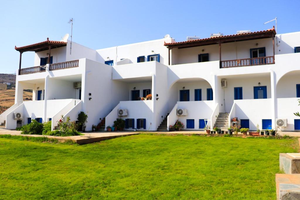 een groot wit gebouw met een tuin ervoor bij Ateni House in ayios Petros