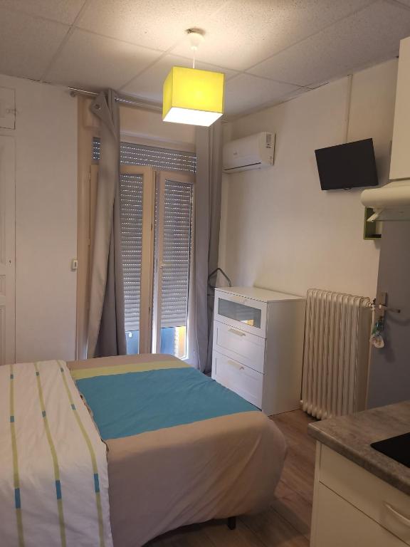 Habitación pequeña con cama y ventana en Le Saint Joseph 20, en Moltig les Bains