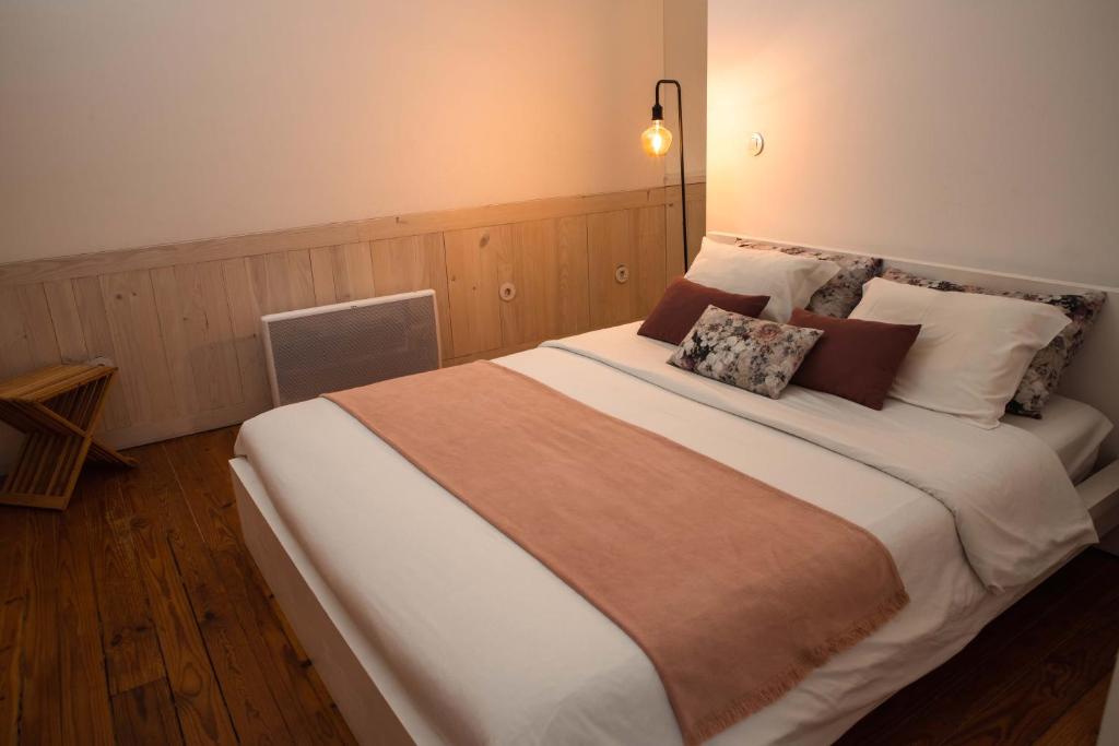 Un dormitorio con una cama grande con almohadas. en Formosa Patio with Free Parking, en Oporto