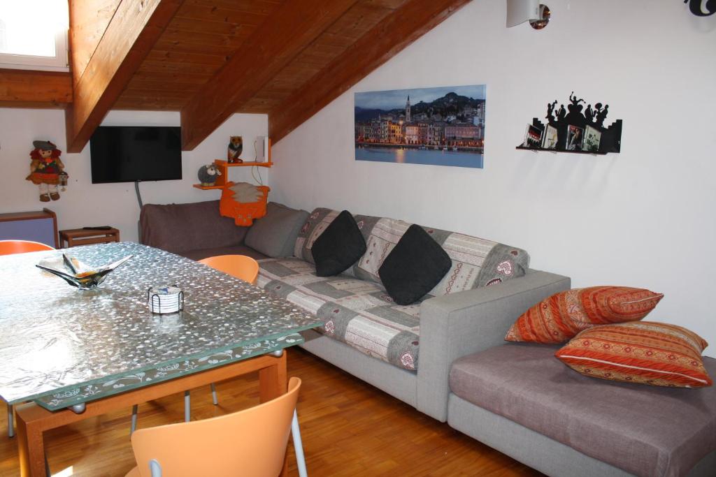 uma sala de estar com um sofá e uma mesa em La Bici Bianca em Imperia