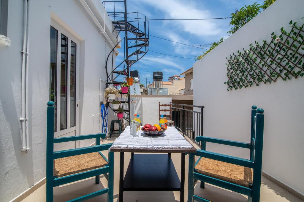 un tavolo su un balcone con un cesto di frutta di Cretan Village Renovated House a Heraklion