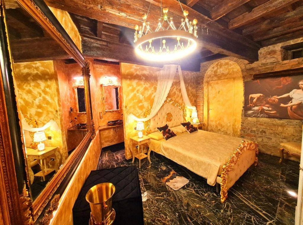 - une chambre avec un lit et un lustre dans l'établissement SUITE CARAVAGGIO, à Albavilla
