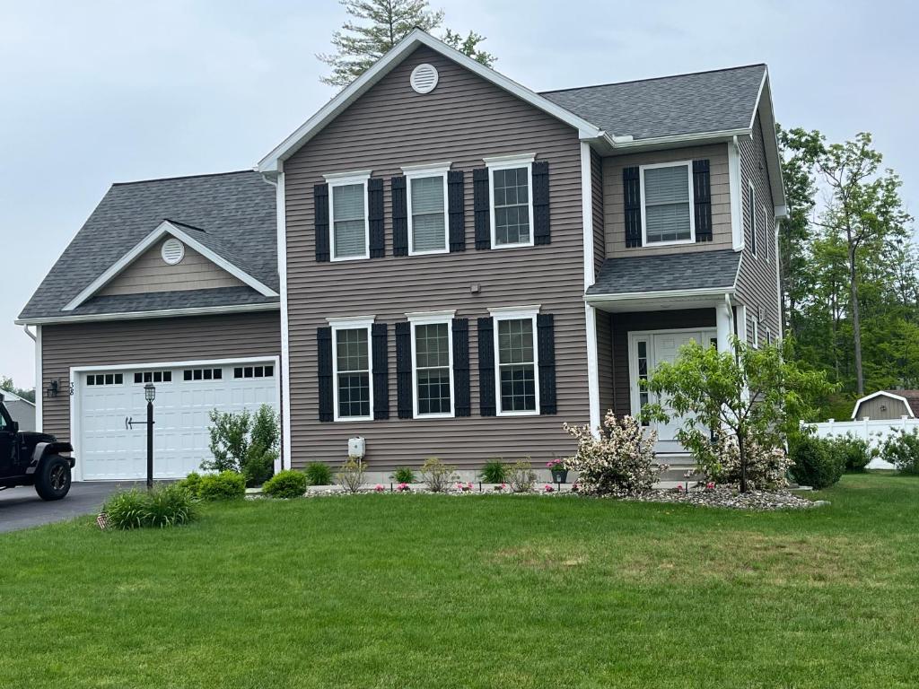 Track Rental Coastal Farmhouse Style Home 10 minutes from Downtown