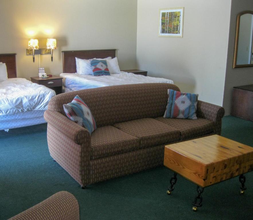 Cedar Hill Lodge - 云杉家庭套房 - 多张床 - 阳台