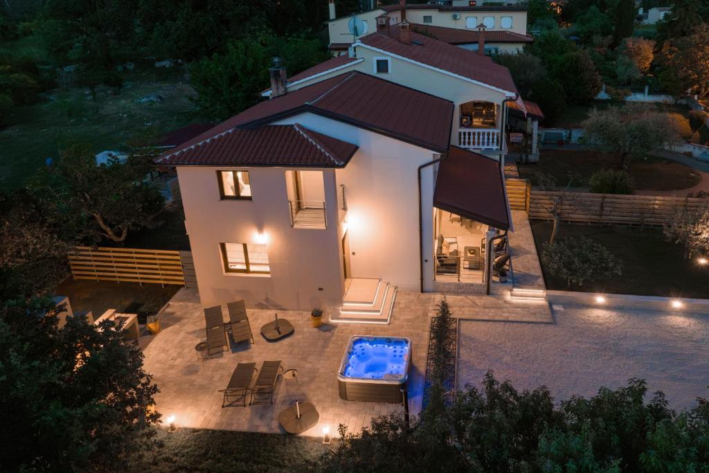 una vista aérea de una casa con piscina en Casa Pinia with outdoor jacuzzi, en Poreč
