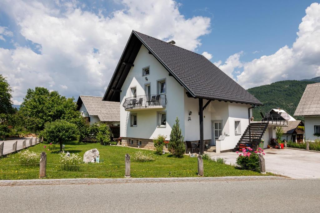 Nespecifikovaný výhled na hory nebo výhled na hory při pohledu z penzionu