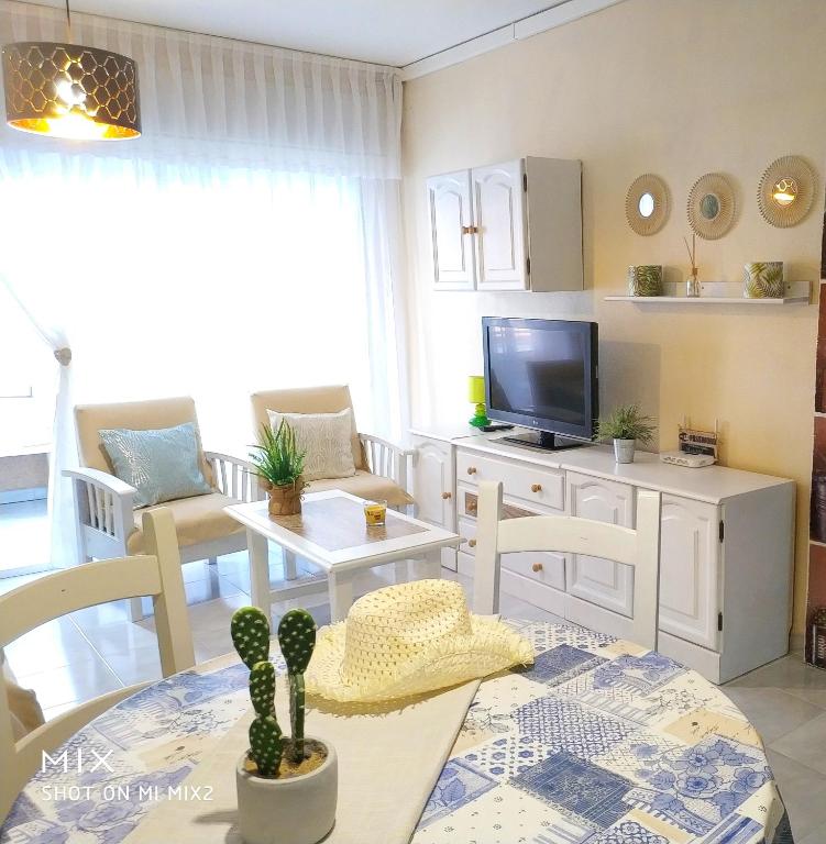 TV a/nebo společenská místnost v ubytování Pink Catia coqueto piso playa del cura