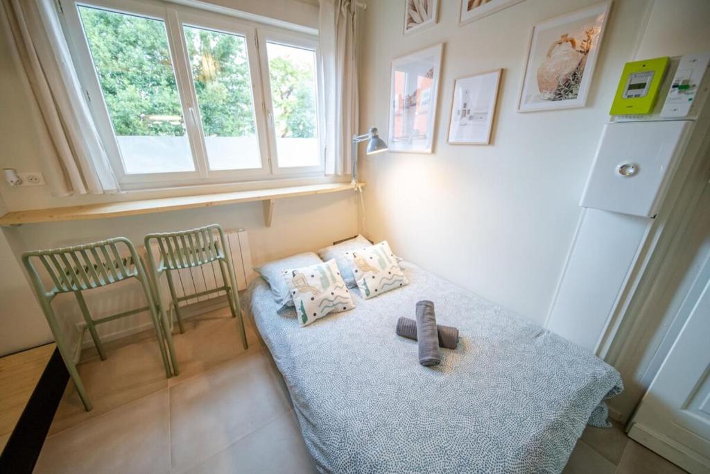 a room with a table and two chairs and a window at Le petit Gratte Ciel cosy 3 pers Villeurbanne in Villeurbanne