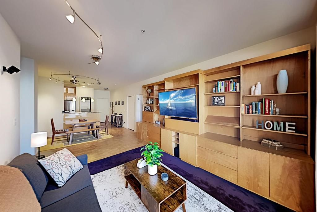 uma sala de estar com um sofá azul e uma televisão em Downtown Dreaming em Seattle