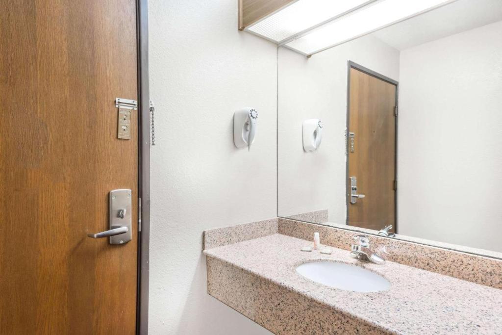 Super 8 by Wyndham Paris IL - King Room - No Fumadores