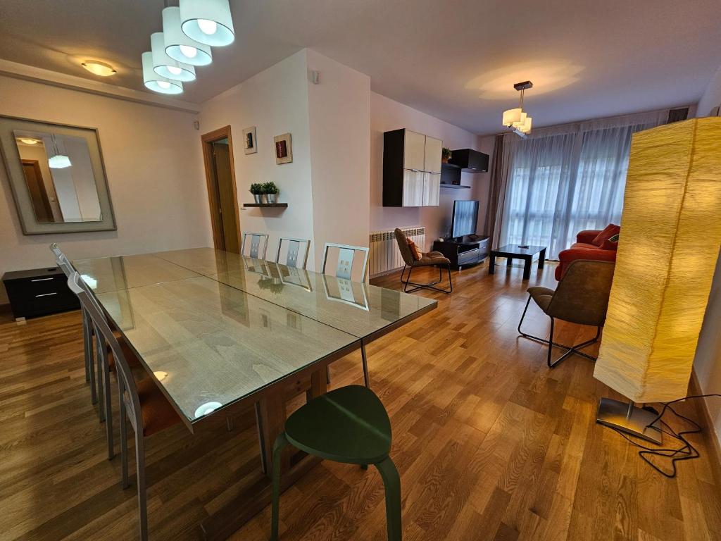 comedor y sala de estar con mesa y sillas en 13B01 Apartamento con terraza y garaje, en Ribadesella