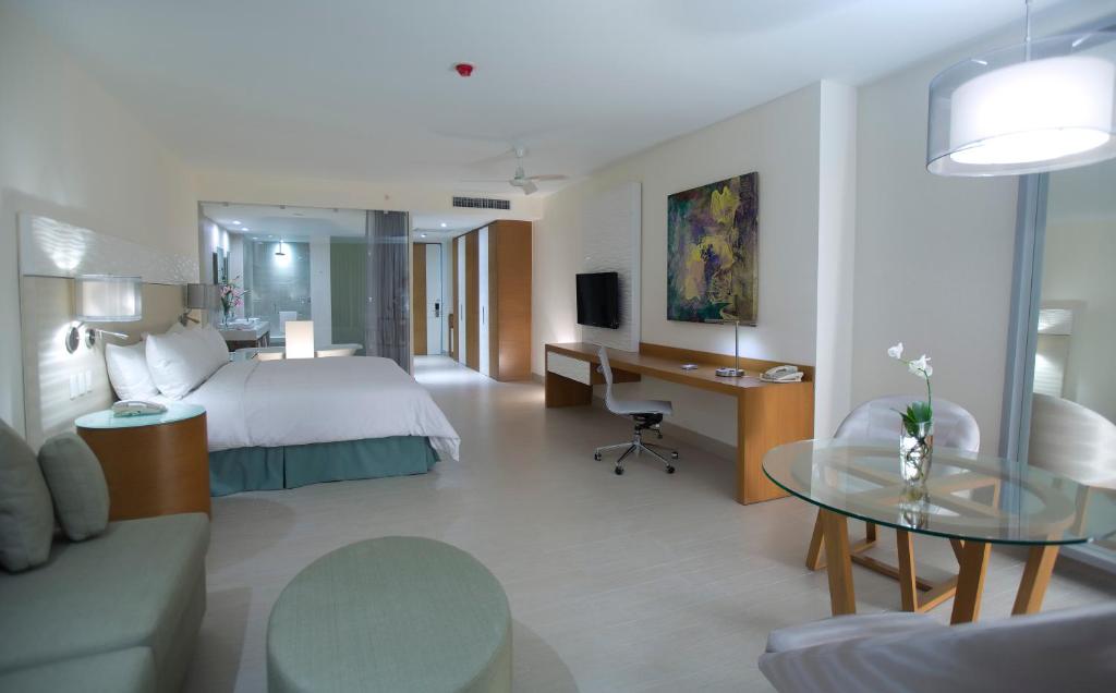 Postel nebo postele na pokoji v ubytování Krystal Grand Puerto Vallarta - All Inclusive