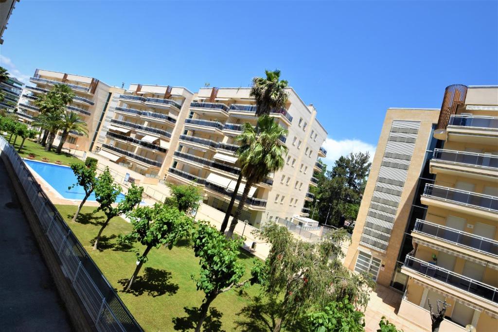 una vista aérea de un complejo de apartamentos con palmeras en Ventura Park A-6, en Salou