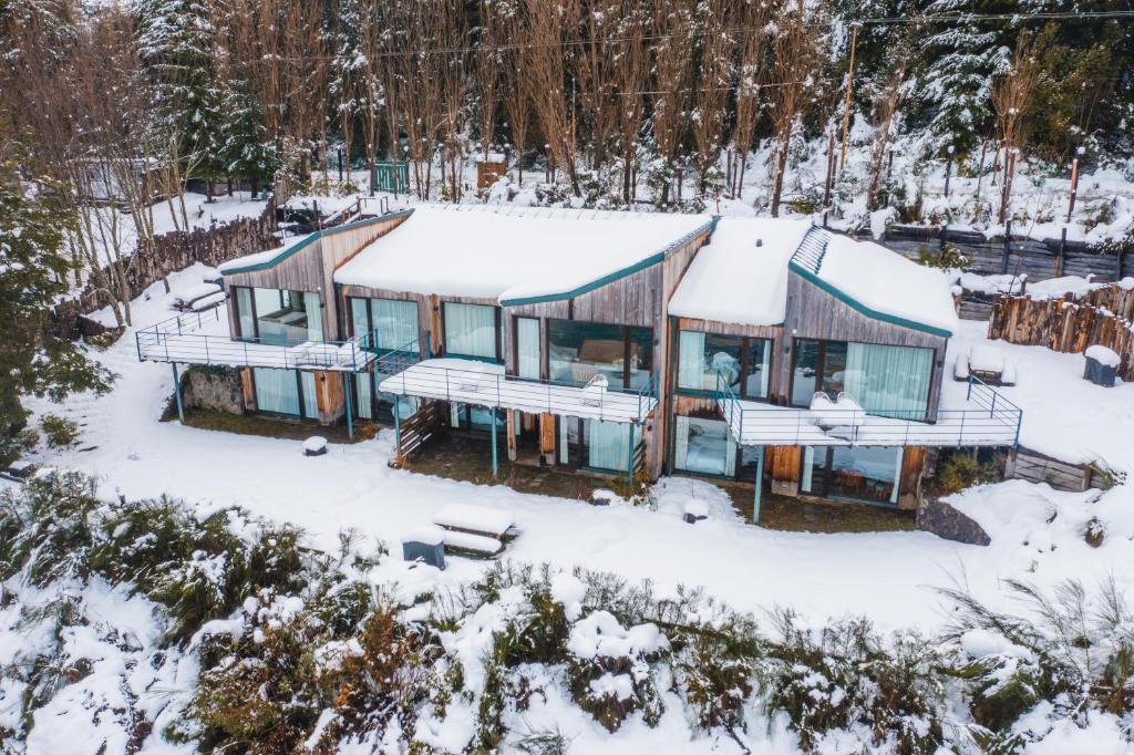 una vista aérea de una casa cubierta de nieve en Correntoso TownHouses, en Villa La Angostura