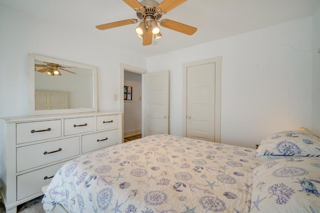 Postel nebo postele na pokoji v ubytování Pet-Friendly Apartment in Wildwood Less Than 1 Mi to Beach