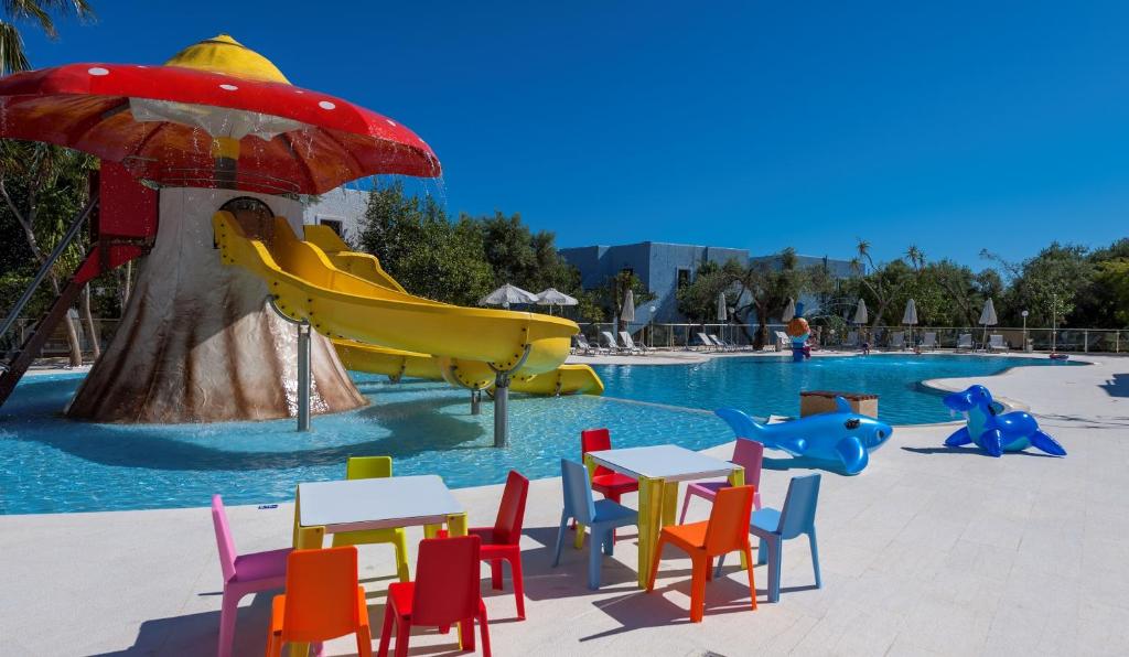 Bazén v ubytování Sirios Village Hotel & Bungalows - All Inclusive nebo v jeho okolí