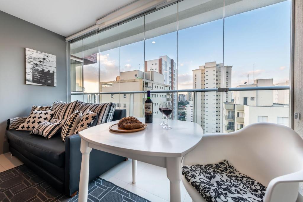 Hotel NY - Studio no Brooklin, a living room with a couch and a table at NY - Studio no Brooklin in São Paulo