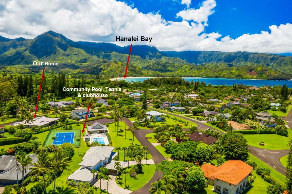 Eine Luftaufnahme des Hamilton Bay Resort mit den Bergen im Hintergrund in der Unterkunft 4Br 2Ba Newly Furnished Princeville Home, AC, Pool, Tennis in Princeville