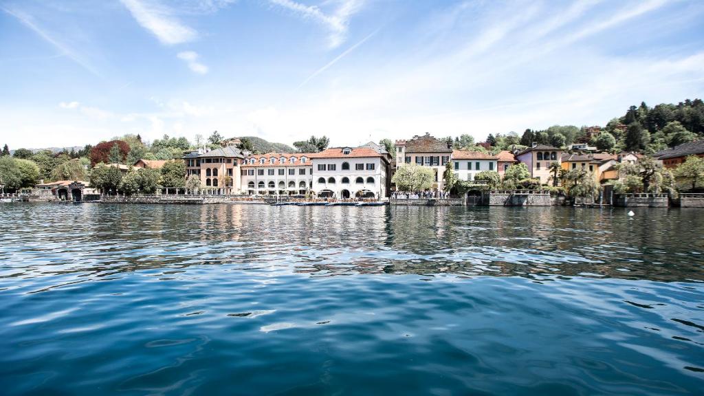 Blick auf die Stadt vom Wasser in der Unterkunft Hotel San Rocco in Orta San Giulio