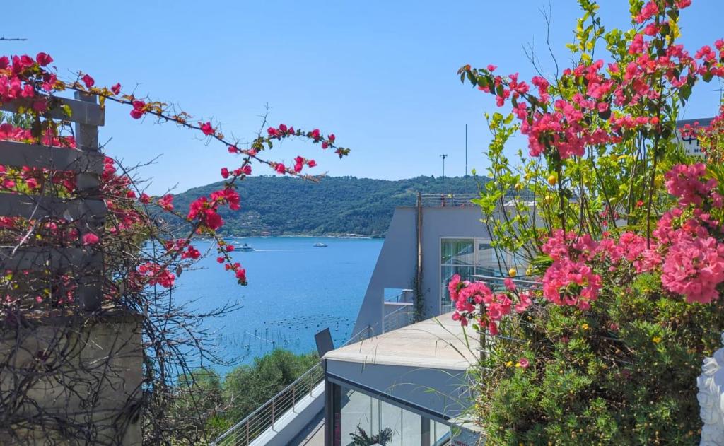 vistas al agua desde un edificio con flores en Cristallo Park Hotel en Portovenere