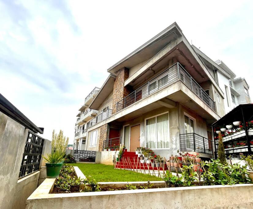 ein großes Haus mit einem Balkon an der Seite in der Unterkunft JoeLene's Studio Apartment in Lapalang, Shillong in Shillong