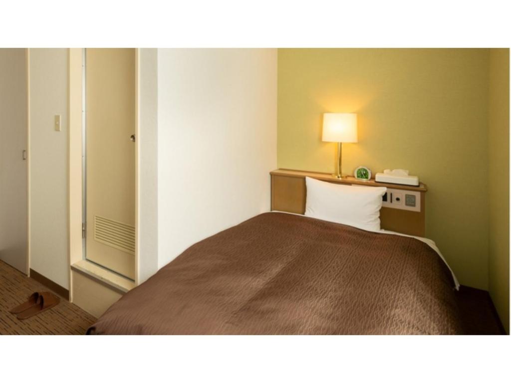 三原的住宿－Hotel Yassa - Vacation STAY 08896v，酒店客房,配有床和灯