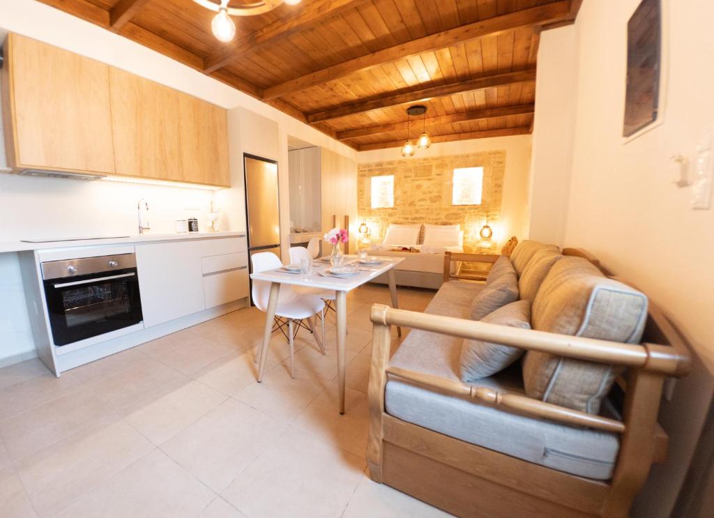 cocina y sala de estar con sofá y mesa en Faistos Cottage, en Áyios Ioánnis