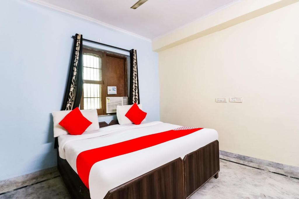 Postel nebo postele na pokoji v ubytování Hotel O Maurya Residency