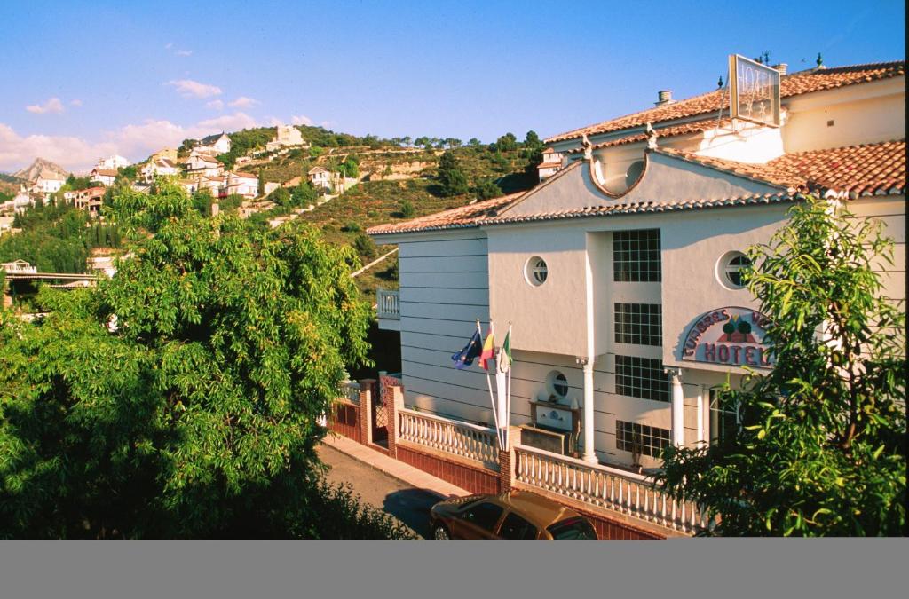 un edificio con una bandera en el balcón. en Apartamentos Turísticos Cumbres Verdes, en La Zubia