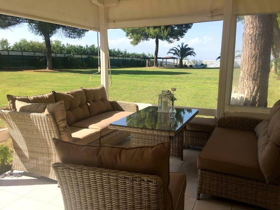 Posezení v ubytování SeaFront Villa Glaros