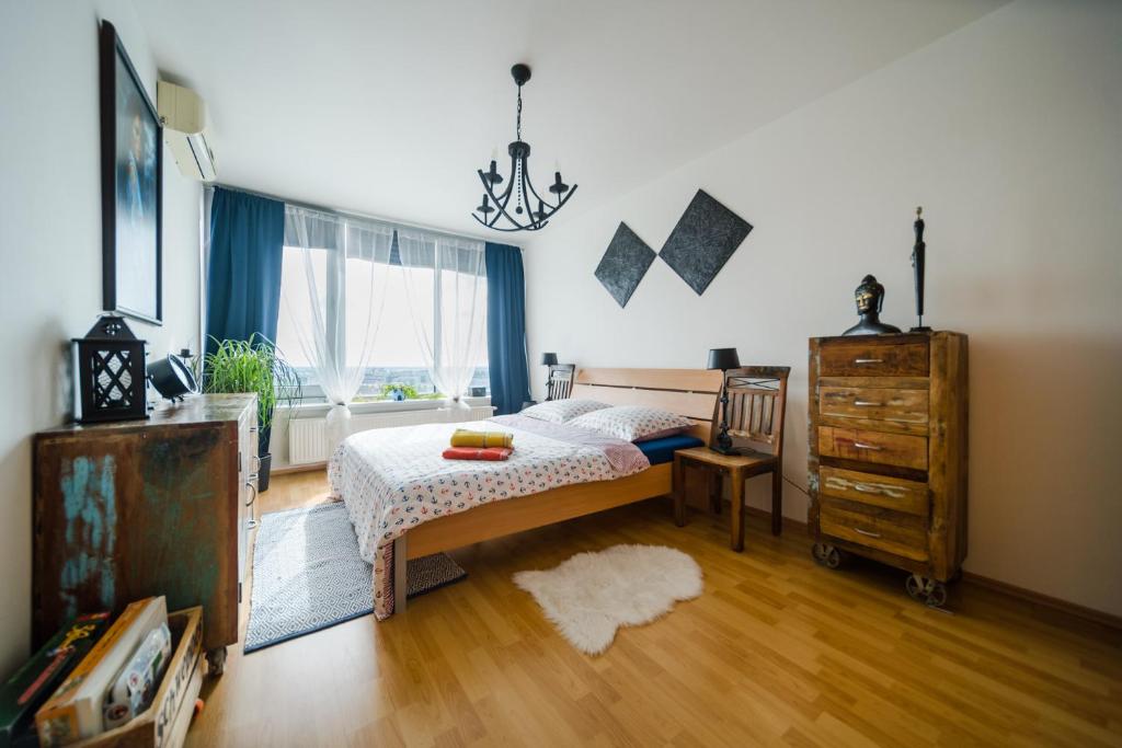 A bed or beds in a room at Comfy condo on the 20th floor & FREE parking