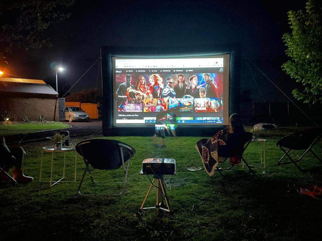 TV a/nebo společenská místnost v ubytování Salterra Glamping