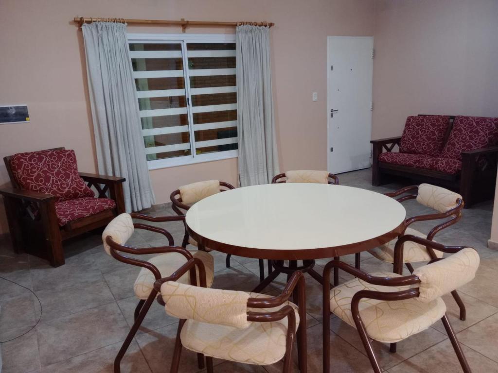 Habitación con mesa, sillas y ventana en Alojamiento Mesas en San Rafael