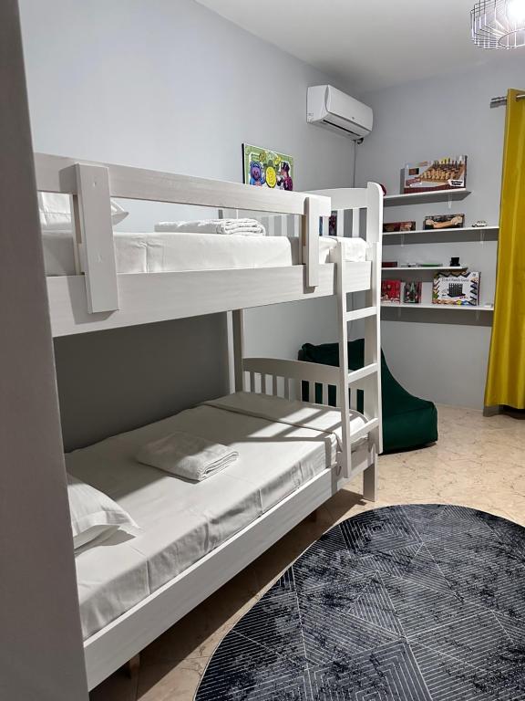 מיטה או מיטות קומותיים בחדר ב-Super House Blloku 3 rooms
