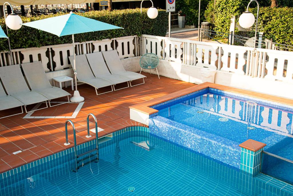 Bazén v ubytování Hotel Savoy nebo v jeho okolí