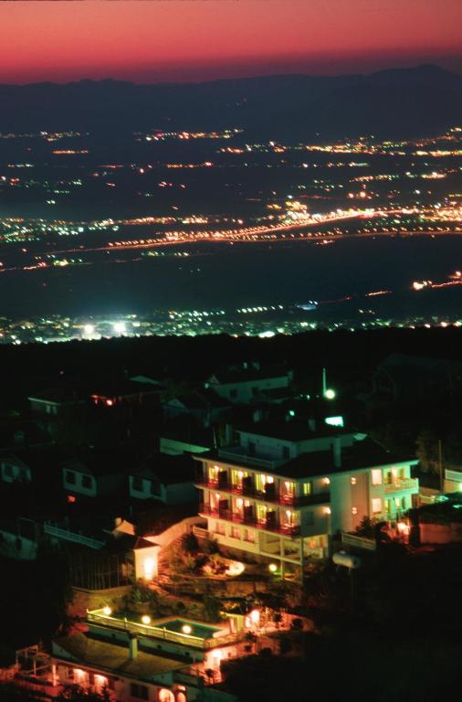 - Vistas a la ciudad por la noche con luces en Apartamentos Turísticos Cumbres Verdes, en La Zubia