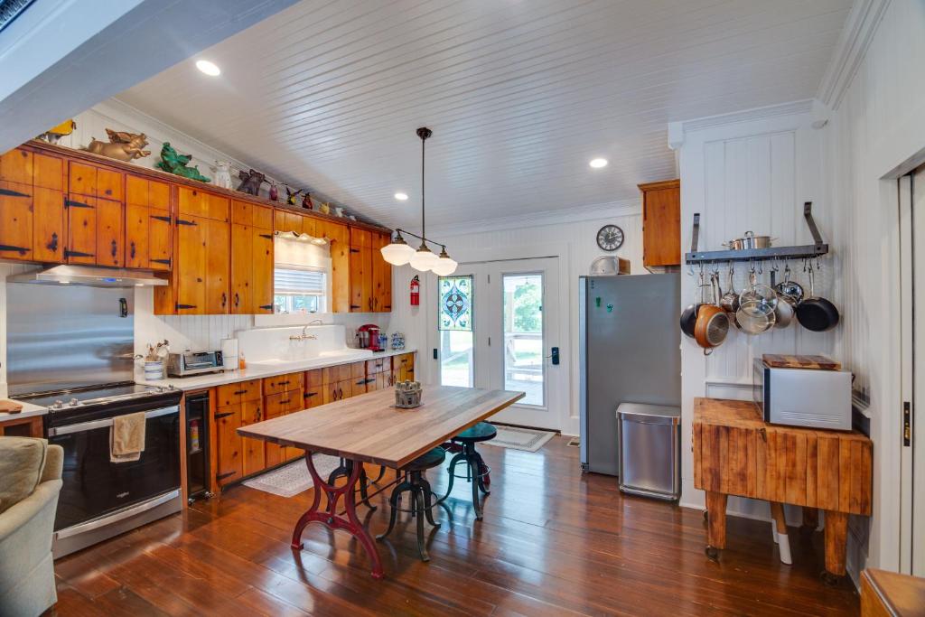cocina con armarios de madera y mesa de madera en Lewisburg Home with City Park Views Near Downtown!, en Lewisburg