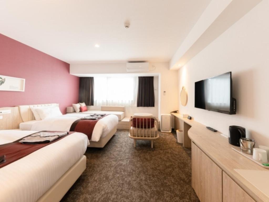 um quarto de hotel com duas camas e uma televisão de ecrã plano em Hotel Torifito Kashiwanoha - Vacation STAY 75947v em Kashiwa