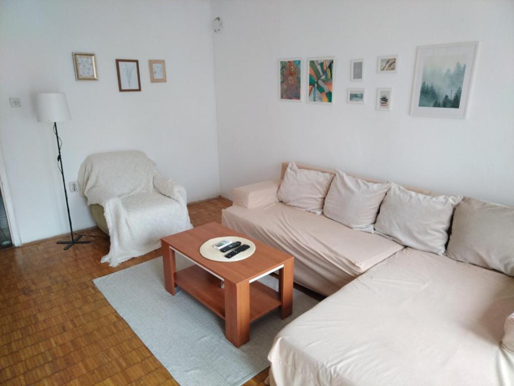 Predel za sedenje v nastanitvi Holiday House