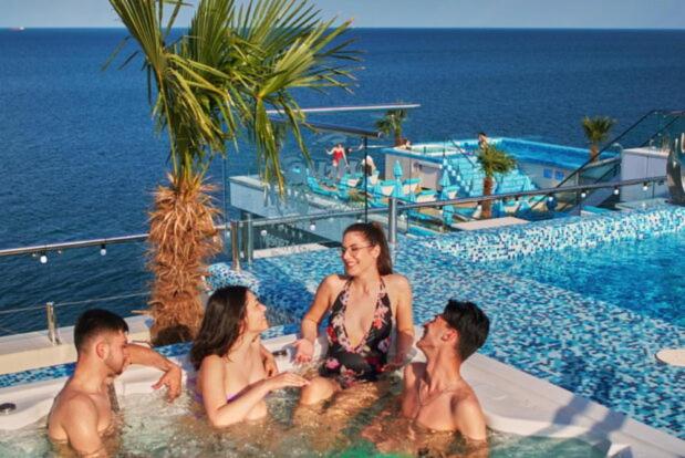 Bazén v ubytování Гостевой Дом у Моря, Guest House by the Sea nebo v jeho okolí