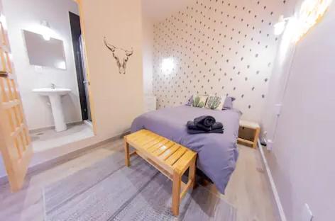 1 dormitorio con cama, banco y lavamanos en ONCE UPON A TIME IN MEXICO - KASA KAKTUS, en Ciudad de México