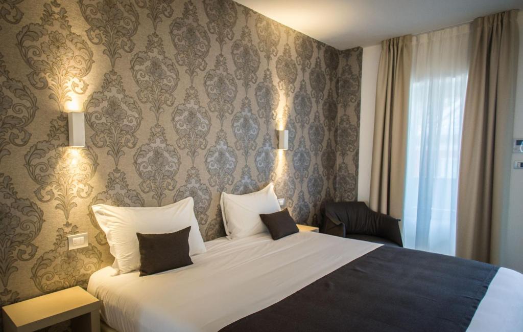 una camera d'albergo con letto e finestra di Hotel Ponti ad Angera