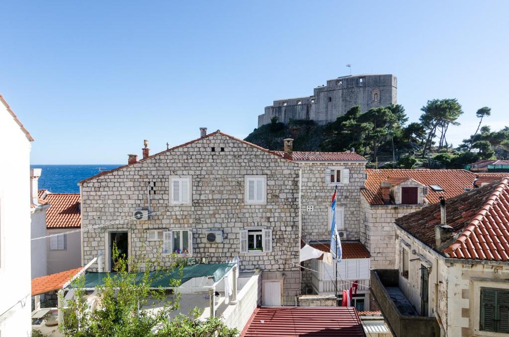 Casa de piedra antigua con vistas al océano en Rooms Pile, en Dubrovnik