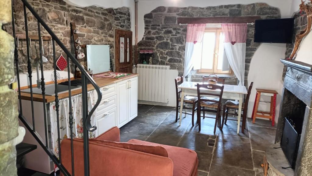 a kitchen with a table and a dining room at Casa Vacanza Contado Latino in Belmonte del Sannio